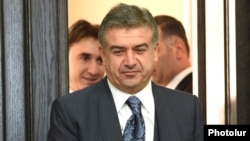 Armenia - Prime Minister Karen Karapetian arrives at a cabinet meeting in Yerevan, 13Oct2016.
