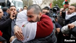 Палестински затвореник откако беше ослободен од израелски затвор како дел од размена на заложници и затвореници и договор за прекин на огнот во Газа меѓу Хамас и Израел, во Рамала, на Западниот Брег окупиран од Израел, 8 февруари 2025 година.