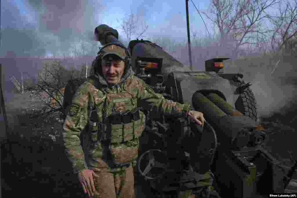 Украинский солдат 80-й отдельной десантно-штурмовой бригады ведёт огонь из пушки Д-30 по российским позициям возле Клещеевки. В начале марта Сырский написал в Telegram’е, что «некоторым бригадам удаётся сдерживать атаки противника и сохранять позиции, а другим — нет» 
