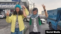 الهه محمدی و نیلوفر حامدی پس از آزادی از زندان. یکشنبه ۲۴ دی