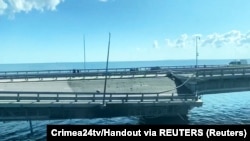 Поврежденный участок дороги на Крымском мосту в результате ночной атаки. Скриншот с видео, 17 июля 2023 год 