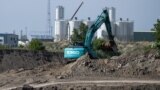 Экскаватор работает рядом с венгерской АЭС "Пакш", Венгрия, 9 мая 2023 года