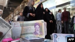 خریدوفروش ریال ایران در یک صرافی در بازار بغداد