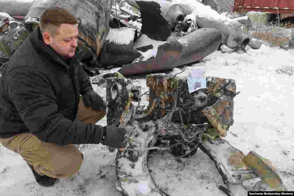 Дмитрий Чубенко из прокуратуры Харькова рядом с фрагментом баллистической ракеты, которая, по мнению Украины, была собрана в Северной Корее, поставлена в Россию и запущена по территории Украины. Советник президента Украины Михаил Подоляк 5 января заявил, что Россия впервые с момента начала полномасштабного вторжения нанесла удар ракетами, поставленными Северной Кореей. Ранее о таких поставках сообщили США. Россия &laquo;атакует украинцев ракетами, полученными из государства, где граждан пытают в концентрационных лагерях за незарегистрированное радио, разговор с туристами, просмотр сериалов&raquo;, заявил Подоляк в соцсети X (бывший Twitter)