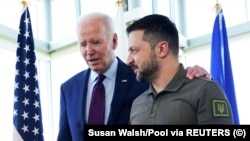 Президент України Володимир Зеленський і президент США Джо Байден (ліворуч) у кулуарах саміту «Групи семи». Хіросіма, Японія, 21 травня 2023 року, ілюстративне фото