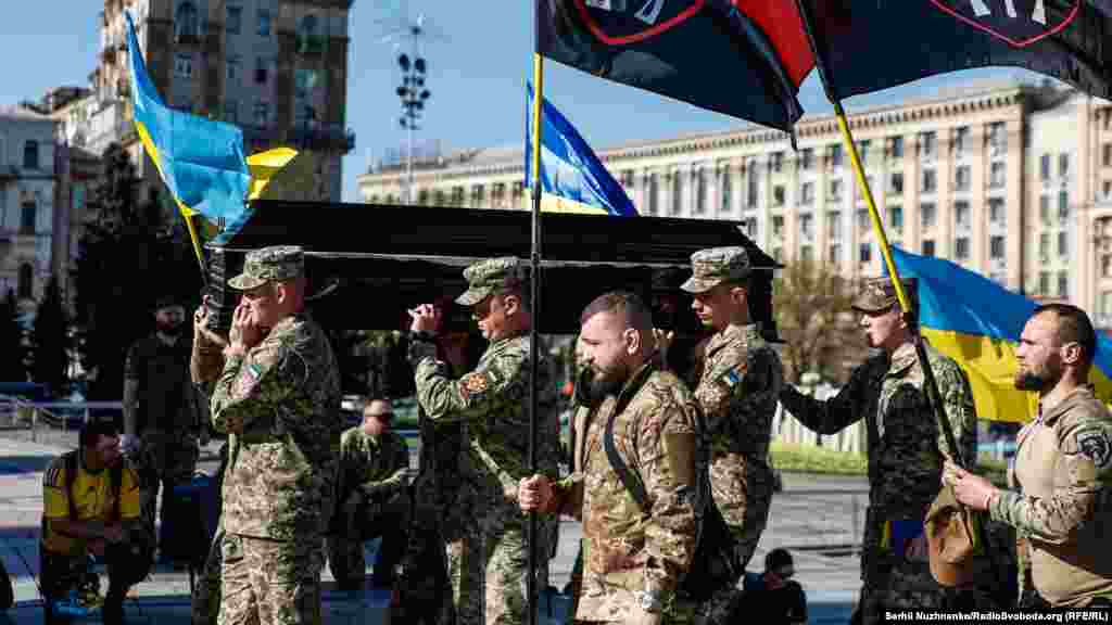 8 апреля на Майдане Незалежности в Киеве прошла панихида по двум украинским военнослужащим, Сергею Коновалу и Тарасу Петришину. Лучшие друзья служили в одном подразделении и погибли в бою недалеко от города Часова Яра на востоке страны. Их похоронили 10 апреля, за день до того, как парламент Украины одобрил новый закон о мобилизации