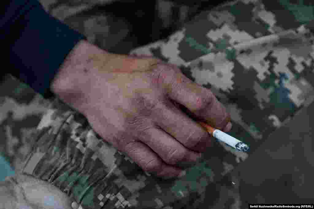 Украинский военный во время перекура. «Я думаю, что эта поддержка на самом деле укрепит Вооружённые силы Украины, — заявил Зеленский американским СМИ 21 апреля. — И у нас будет шанс на победу»