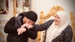 Нохчийчоьнан куьйгалхо Кадыров Рамзан а, цуьнан нана Аймани а. Кадыровн официалан телеграм-каналера схьаэцна сурт