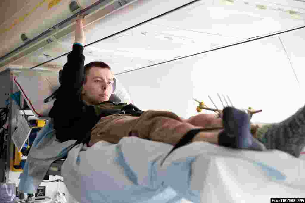 Раненый в боях на Донбассе 22-летний Николай Федирко летит впервые в жизни. «Я в первый раз сел на самолет», – говорит парень