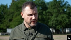 За словами Ігоря Клименка, задачею фахівців є вивести профіль ДНК, і в процесі роботи вони стикаються з тим, що серед повернутих решток трапляються тіла у російській військовій формі