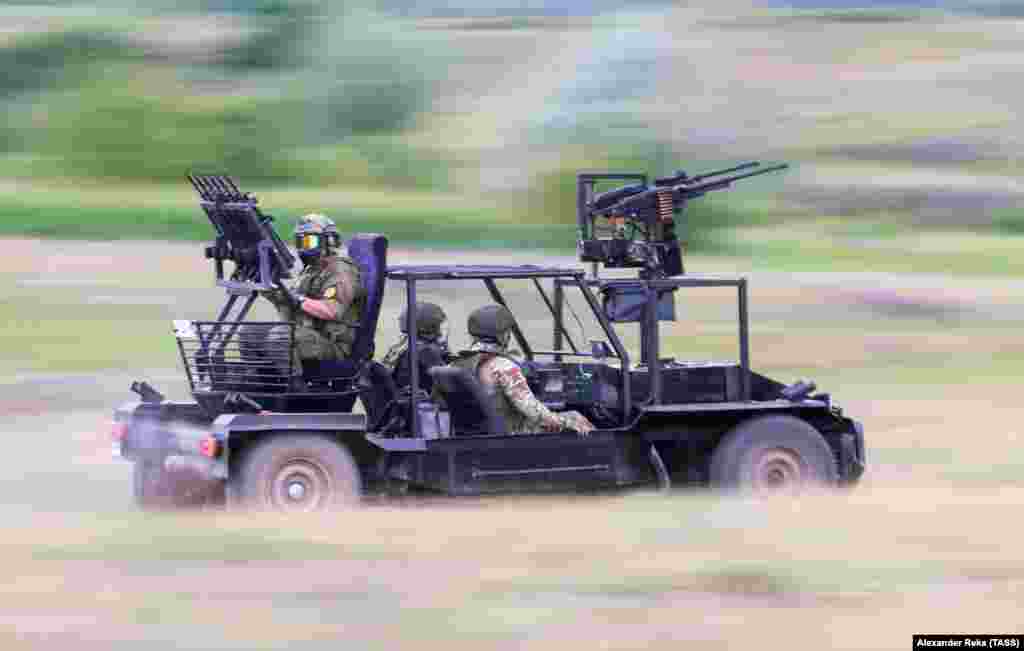 Российские военные испытывают «антидроновый багги» на территории Украины, июнь 2024 года. Машина оснащена несколькими единицами автоматического оружия, установленными на легком шасси, а также «антидроновым оружием». По-видимому, это гранатометы, которые видны на передней и задней части транспортного средства