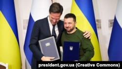 Генеральний секретар НАТО Марк Рютте (л) і президент України Володимир Зеленський, архівне фото, 2024 рік