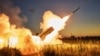 Бійці батальйону ЗСУ «Вовки Да Вінчі» ведуть вогонь по позиціях армії РФ із трофейної російської термобаричною ракетної установки ТОС-1А «Солнцепьок». Поблизу Кремінної на Луганщині 7 липня 2023 року