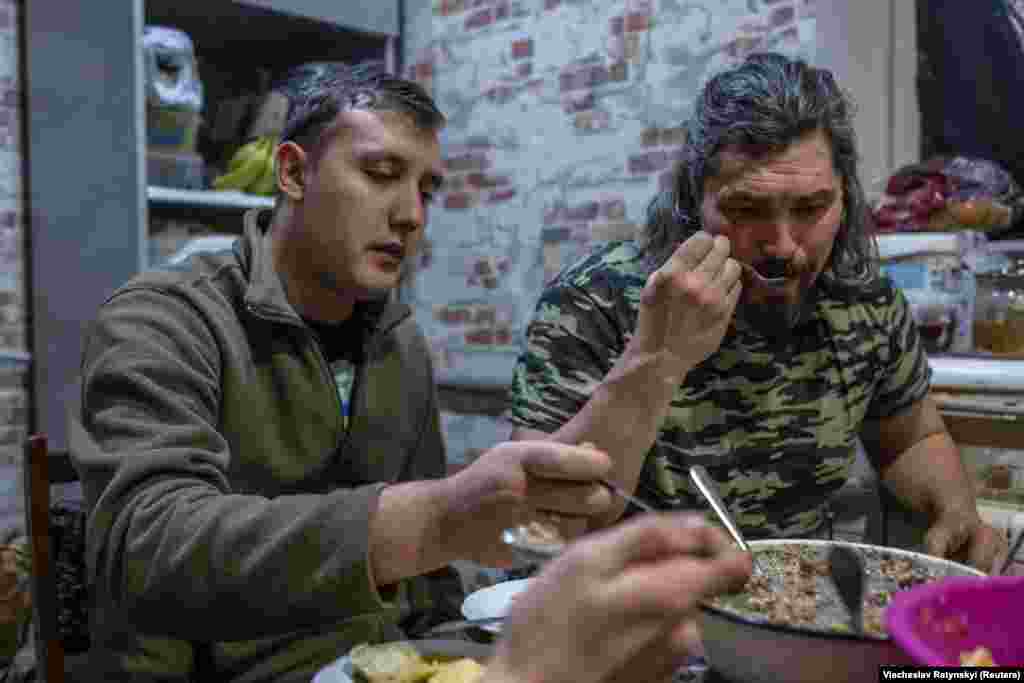 Солдаты наслаждаются рождественским ужином и коротким перерывом в бою, прежде чем отправиться на боевые позиции У танкового подразделения немного времени на праздник, поскольку в районе продолжают греметь бои