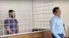 Qırımlı Dlâver Salimov (soldan) ve advokat Emil Kurbedinov Rusiye kontrolindeki İslâm Terek rayon mahkemesinde üküm ilân etilgende, 2024 senesi aprelniñ 10-u