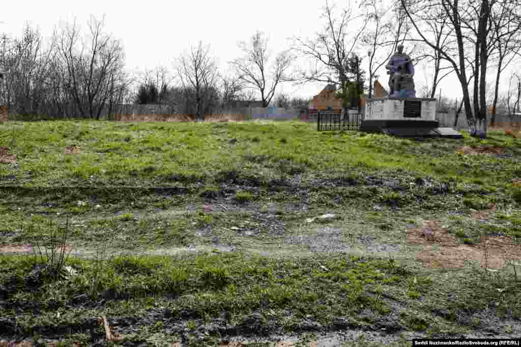 На первом изображении: подбитый танк Т-72 возле мемориала погибшим во Второй мировой войне. Село Лукьяновка, март 2022 года. На втором изображении: тот же мемориал в марте 2024 года