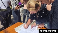 Radnici Privremenog opštinskog organa Zvečan koji rade u sistemu Srbije, "odradili" su smjenu ispred zgrade u znak protesta.