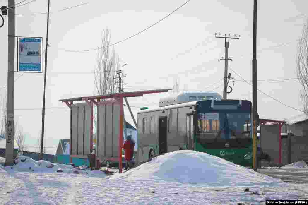 Былтыр Бишкек мэриясы бул конушка эки автобус каттам киргизген. Жашоочулар үчүн кубанычтуу жаңылык болгон. 