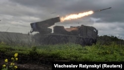 Українські артилеристи ведуть вогонь з реактивної системи залпового вогню «Вампір» по позиціях російських військ. Донеччина, 31 травня 2023 року.