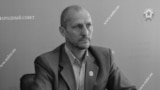 Олег Попов, 1972-2023.<br />
<br />
Попов родился в Луганской области Украины. Владел бизнесом по производству трикотажных изделий. Примкнув к поддерживаемым Россией сепаратистам, он стал де-факто депутатом &laquo;парламента&raquo; квазигосударственного образования на контролируемой сепаратистами территории Луганской области.<br />
<br />
В сентябре 2022 года в Сети появилась информация о его &laquo;смерти&raquo;. Это был фейк. Позже сепаратистские власти заявили, что намеренно распространили новость, чтобы раскрыть заговор с целью убийства. В декабре 2023 года Попов был <a href="https://d34tt8gw48f9kh.cloudfront.net/a/v-luganske-vzorvan-avtomobilj-deputata-lnr-olega-popova/32717923.html" target="_blank">убит </a>в Луганске. По <a href="https://www.pravda.com.ua/eng/news/2023/12/6/7431918/" target="_blank">сообщениям</a>, спрятанное в его машине взрывное устройство привела в действие группа украинских спецназовцев<br />
&nbsp;