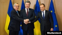 Петро Порошенко (ц), Жан-Клод Юнкер (л) і Дональд Туск (п) під час зустрічі в Брюсселі, 17 березня 2016 року (©Shutterstock)