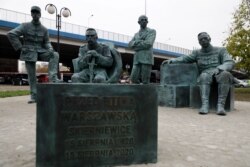 Пам’ятник у Польщі в Скерневицях під назвою «Перед Варшавською битвою – Скерневиці 1920-2020». Він вшановує народи, які підтримали польську армію в боротьбі проти більшовиків 1920 року. У скульптурній композиції: маршал Юзеф Пілсудський, голова Директорії УНР Симон Петлюра, прем’єр Угорщини Пал Телекі та військовий радник штабу польської армії, а пізніше президент Франції Шарль де Голль. 9 листопада 2020 року
