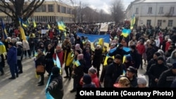Demonstranti drže ukrajinske zastave na protestu protiv ruske okupacije Nove Kakhovka u Ukrajini, 6. marta 2022. godine.