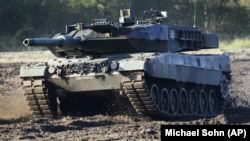 Берлін має погодити поставки німецьких Leopard. Німецька сторона, зокрема посол Німеччини в Україні Анка Фельдгузен, заявляє, що наразі таких запитів не було.