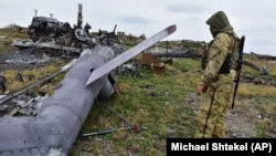 Український військовий дивиться на знищений російський військовий гелікоптер на острові Зміїний у Чорному морі, 18 грудня 2022 року, ілюстративне фото