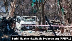 Руйнуваня внаслідок потрапляння залишків збитої ракети у п’ятиповерховий житловий будинок в Подільському районі Києва. Київ, 18 березня 2022 року