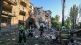 У Шевченківському районі Києва в ніч проти 23 червня внаслідок російського удару ракетами і дронами був зруйнований цілий під’їзд житлової багатоповерхівки, влада наразі повідомила про шістьох загиблих
