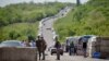 Автомобильная очередь на одном из блокпостов на Донбассе. Архивное фото