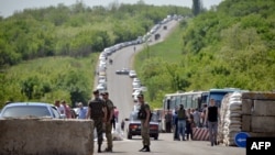 Автомобильная очередь на одном из блокпостов на Донбассе. Архивное фото
