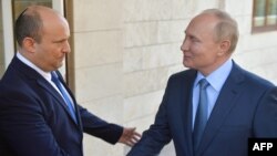 Президент России Владимир Путин во время разговора с премьер-министром Израиля Нафтали Беннетом 
