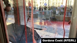 Поглед од внатрешноста на влезот во градското собрание на Белград по инцидентите, 6 март 2025 година