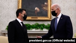 Лідери України та США Володимир Зеленський та Джо Байден перед розмовою за зачиненими дверима 1-го вересня