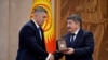 Грек-рим күрөшү боюнча дүйнө чемпиону Акжол Махмудовдун сыйлык алып жаткан учуру.&nbsp;