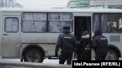Казандагы тоткарланучыларны полиция автобуска озата барды
