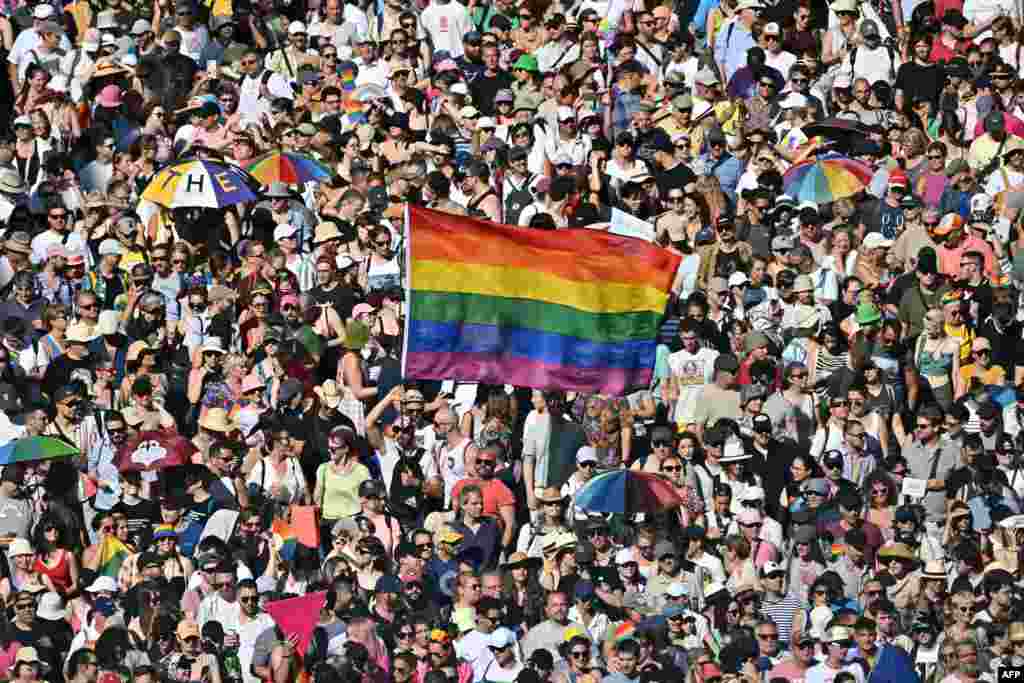 Мажар өкмөтү тыюу салганына карабай 28-июнда өткөн Budapest Pride парадына катышкан адамдар. Будапешт, Венгрия.