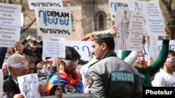 Հայաստան -- «Դեմ եմ» թիմի խորհրդանշական բողոքի ակցիան հասարակական դժգոհությունների պատճառ դարձած կենսաթոշակային բարեփոխումների դեմ, Երևան, 28-ը մարտի, 2014թ․