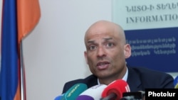 Կովկասում և Կենտրոնական Ասիայում ՆԱՏՕ-ի գլխավոր քարտուղարի հատուկ ներկայացուցիչ Ջեյմս Ապաթուրայը Երևանում պատասխանում է լրագրողների հարցերին: