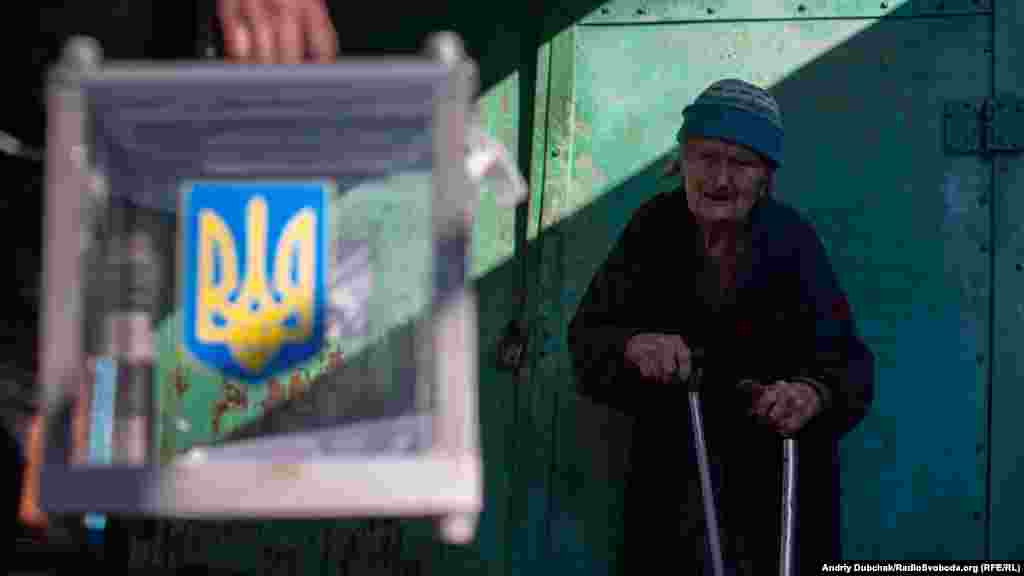 Переважна більшість людей, які голосують вдома, це літні одинокі люди, які живуть на околицях Новотроїцького. 