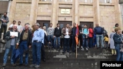 Armenia -- Supporters of Prime Minister Nikol Pashinian block the entrance to the Constitutional Court building in Yerevan, May 20, 2019.