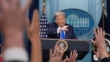 Донилд Трамп, раисҷумҳури Амрико зимни нишасти хабарӣ. 27-уми июн, 2025.