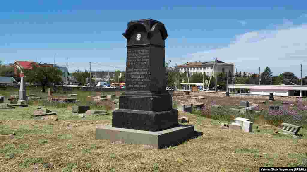 Мармуровий пам'ятник встановлений Бабакаю Ісааковичу Шишманову, севастопольському міщанину. Він також згадується в Переліку 1879 року разом зі своєю дружиною Міріам і дочкою Сарою. Батько його – Шишман Ісаак Веніамінович, євпаторійський 3-ї гільдії купецький син, згадується в Доповідній записці головного караїмського рабина С. Бейма зі списком караїмів – учасників оборони Севастополя 1854-1855 років, представленої черговому генерал-майору головного штабу 2-ї армії А. Н. Червінському з клопотанням про нагородження медалями «За захист Севастополя»