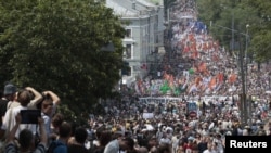 З кожною хвилиною учасників мітингу стає все більше