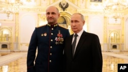 Російський лідер Володимир Путін (п) із представником угруповання «ДНР» на прізвище Жога, архівне фото