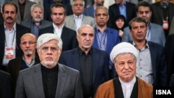 اکبر هاشمی رفسنجانی (راست) در کنار محمدرضا عارف