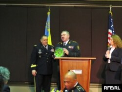 Командувач Національної гвардії України Юрій Аллеров дає подарунок командувачу Національною гвардією Каліфорнії Девіду Болдвіну на знак вдячності за співпрацю