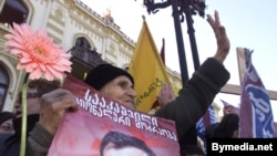 23 ноября 2003 года пришедшим к власти молодым, энергичным и многообещающим лидерам “Розовой революции” рукоплескала почти вся Грузия